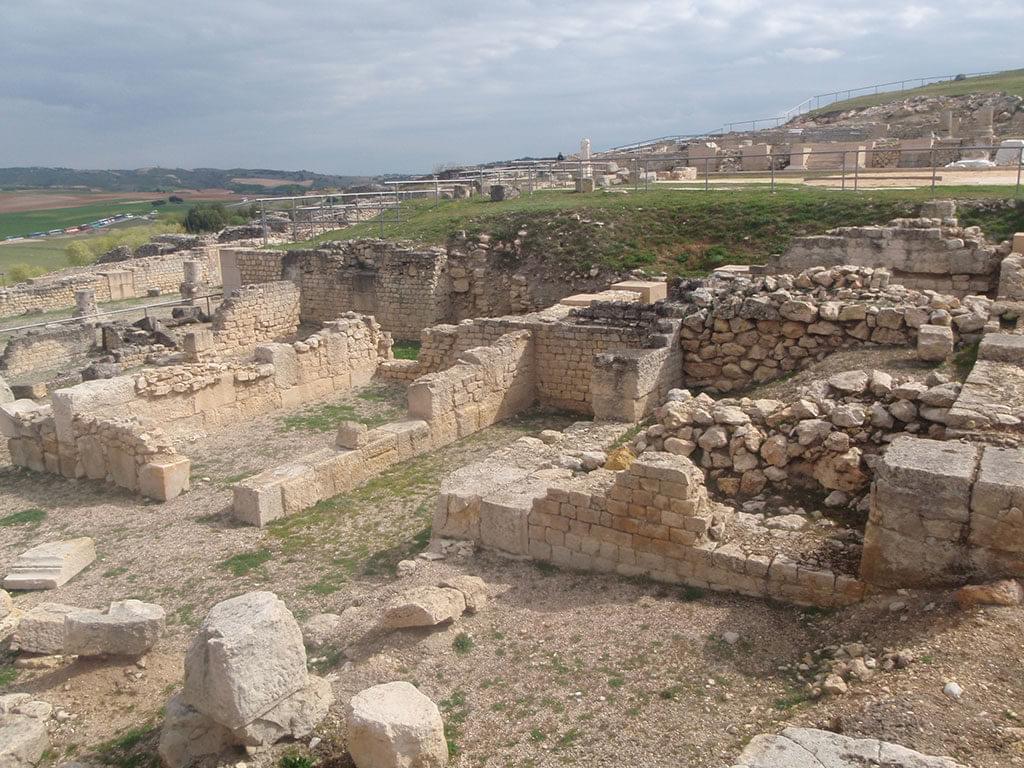 Restos arqueológicos del foro romano del Parque Arqueológico de Segóbriga